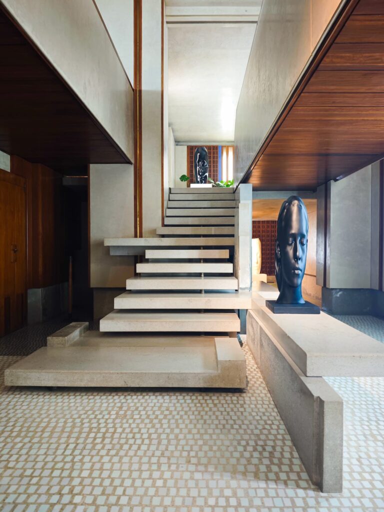 Escalera de piedra de Aurisina suspendida diseñada por Carlo Scarpa en el Negozio Olivetti.