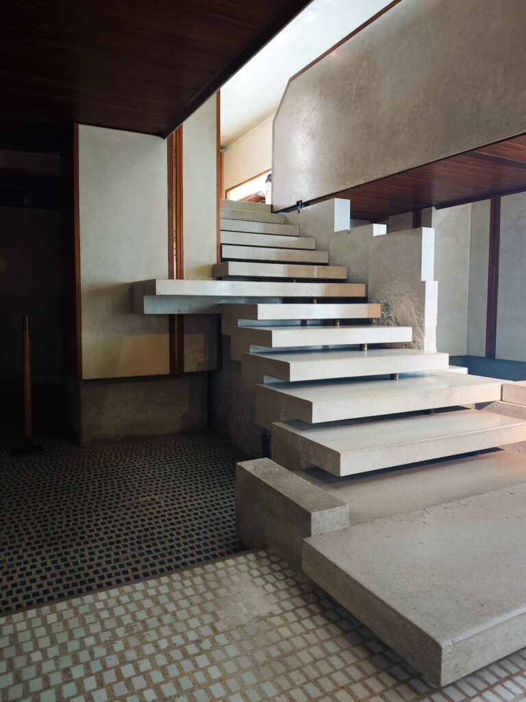 Escalera de piedra de Aurisina suspendida diseñada por Carlo Scarpa en el Negozio Olivetti.