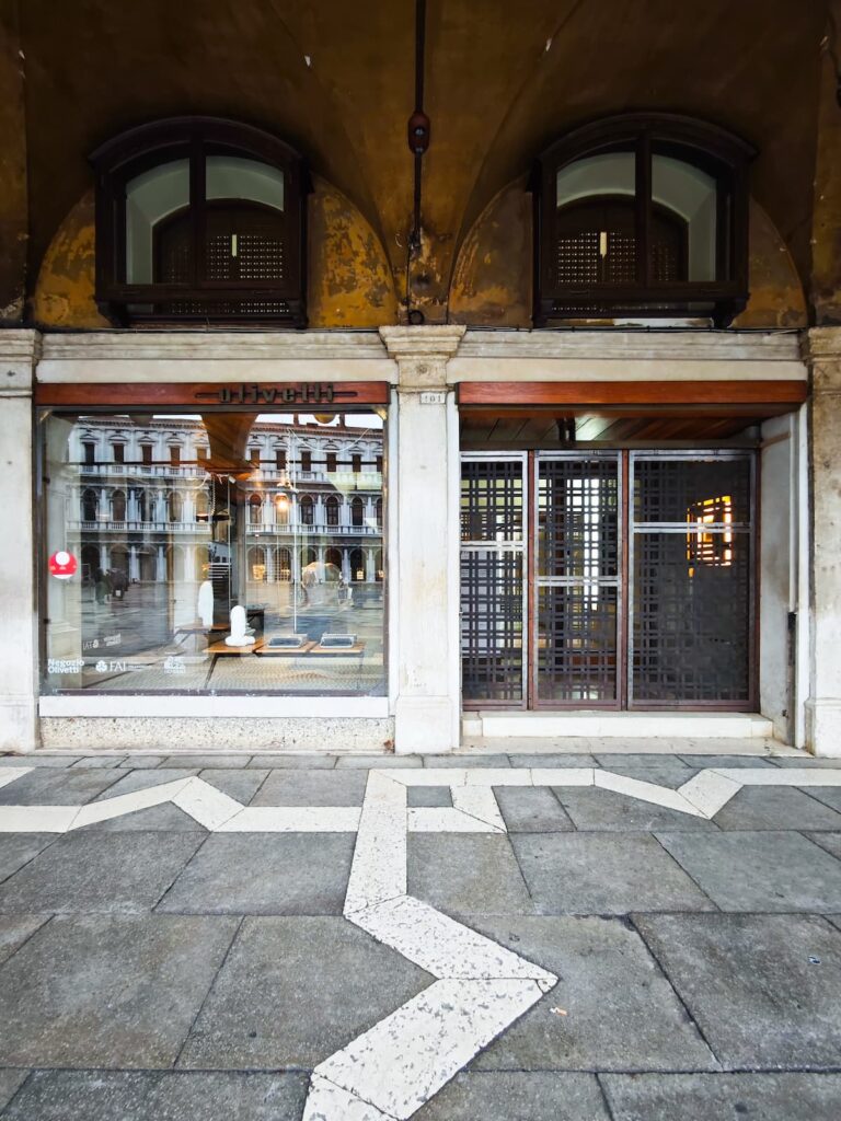 Fachada del Negozio Olivetti en la Plaza de San Marco, integración de arquitectura moderna en entorno histórico.