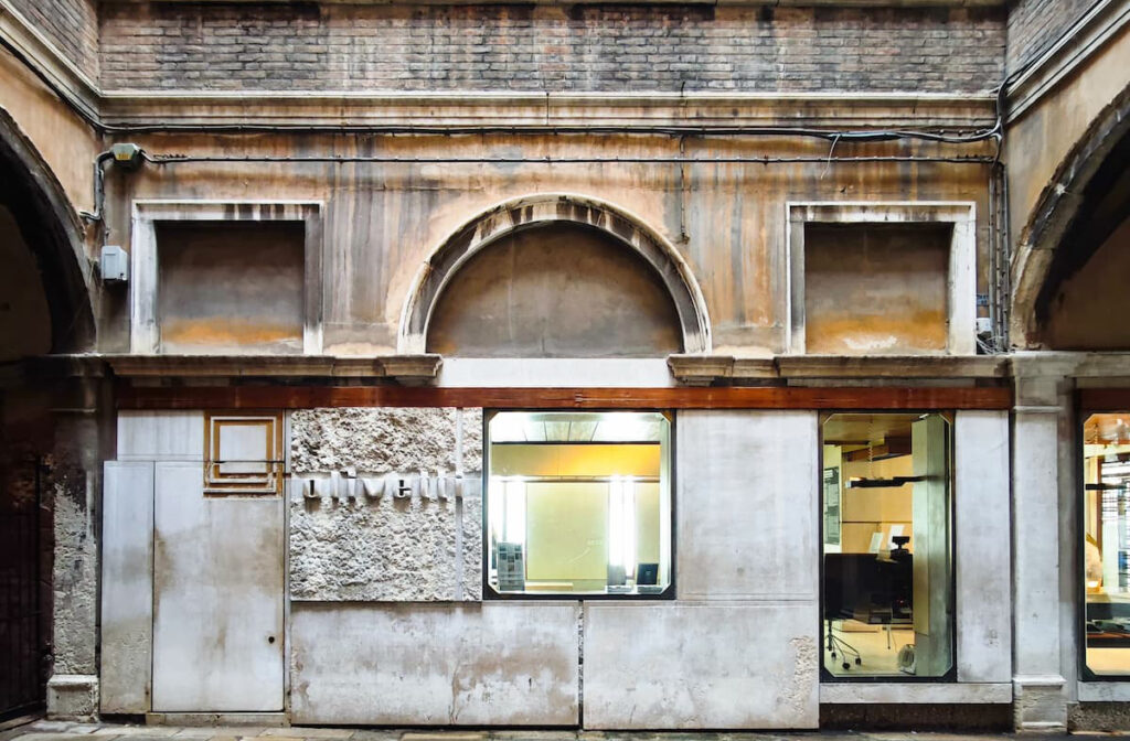 Fachada del Negozio Olivetti en la Plaza de San Marco, integración de arquitectura moderna en entorno histórico.