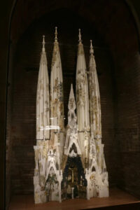 Gaudí utilizaba maquetas a gran escala para que sus sucesores pudieran descifrar su lógica geométrica.