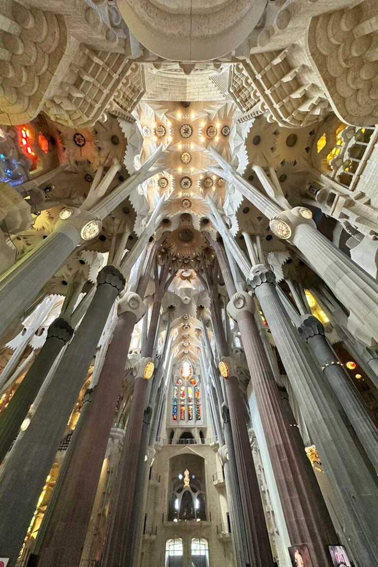 La ramificación superior sustituye la necesidad de cimentaciones masivas o refuerzos exteriores