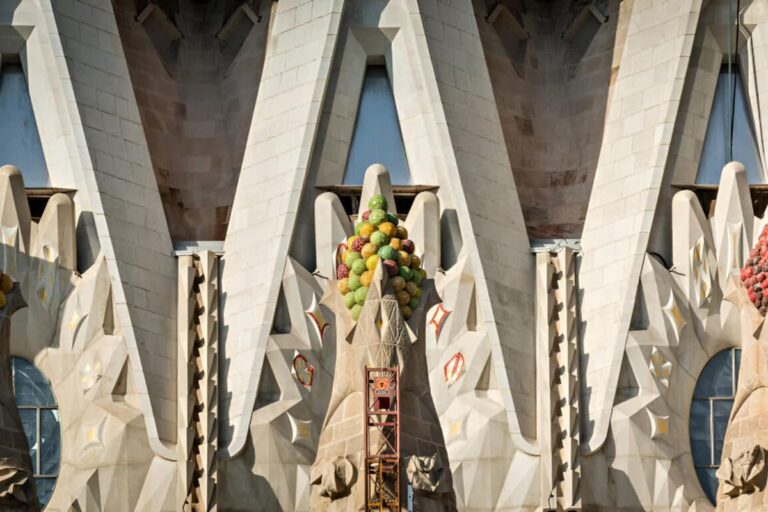 Los detalles ornamentales, como las frutas, coronan las torres laterales con un profundo simbolismo.