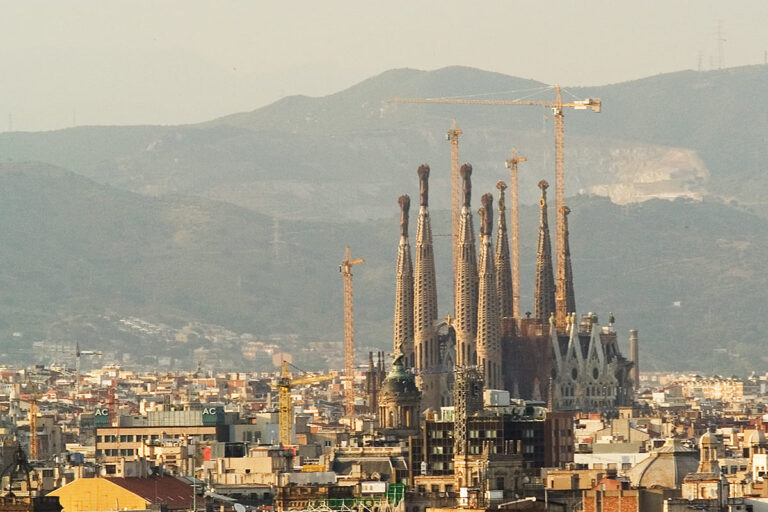 La altura del templo se subordina deliberadamente a la escala del relieve natural de la ciudad.