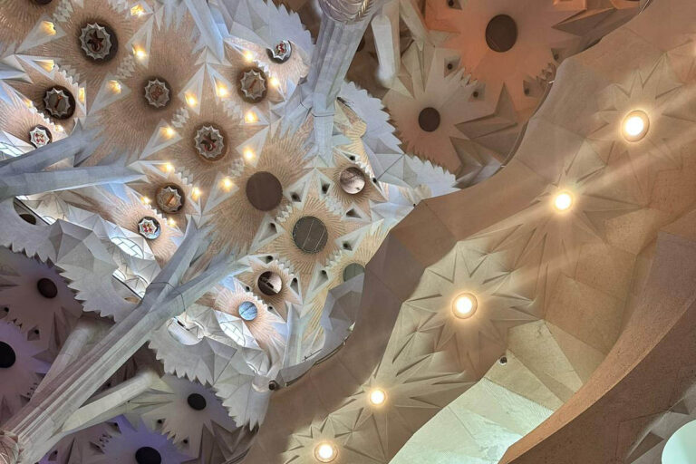 Los óculos de las bóvedas son difusores de luz natural gracias a su forma geométrica.