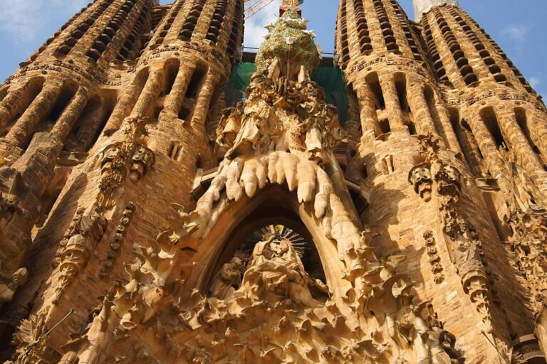 La arenisca de Montjuïc dota a la fachada del Nacimiento de su textura y color característicos.