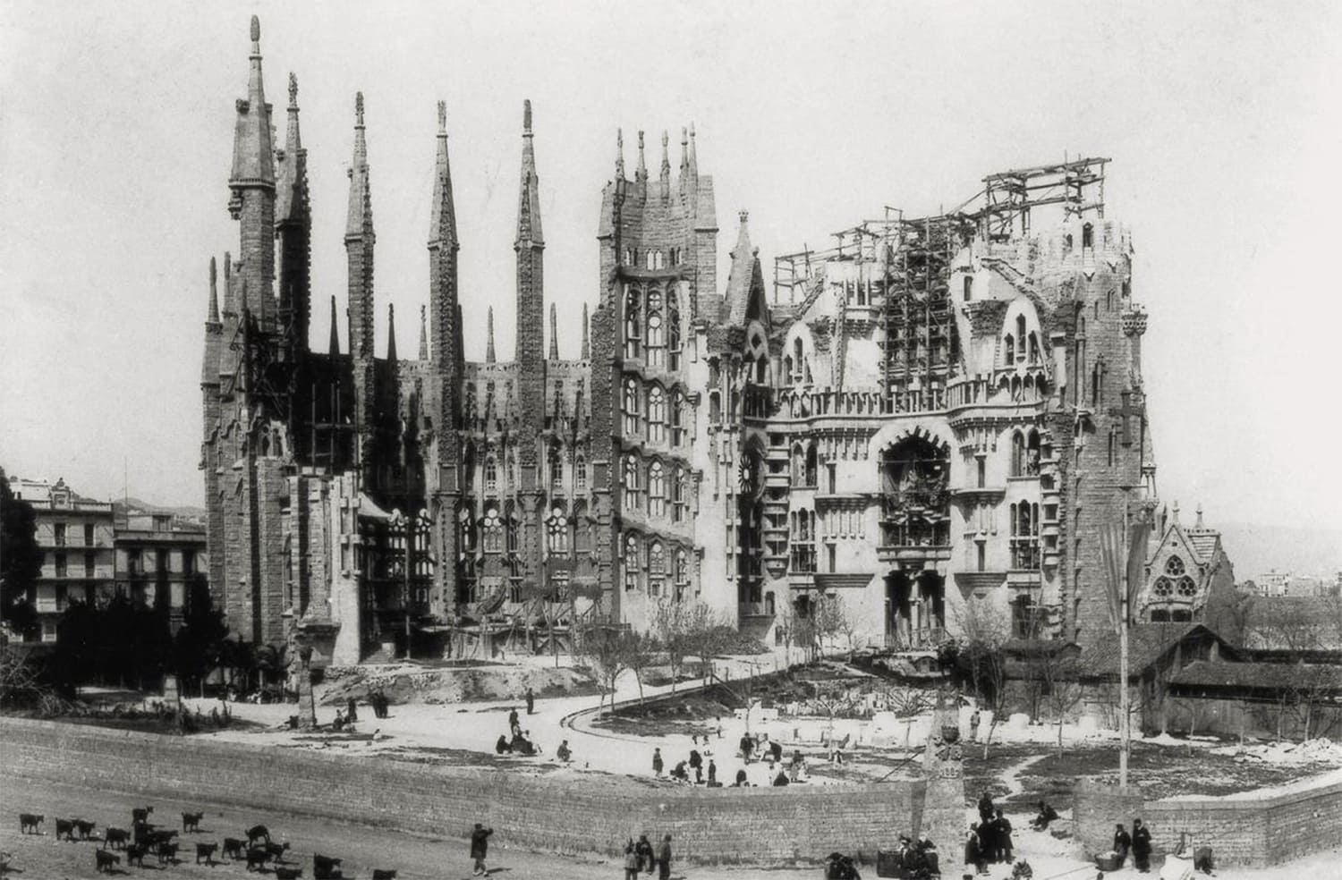 La Sagrada Familia ante sus mitos: Proporciones estructurales, geometría reglada y el límite de Montjuïc