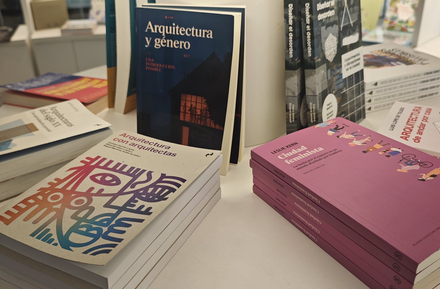 LIBROS DE ARQUITECTAS: La balda que faltaba en el estudio