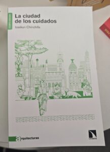 Cubierta de La ciudad de los cuidados de Izaskun Chinchilla, con dibujo de una plaza en verde
