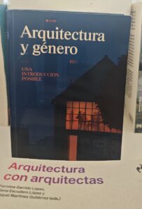 Arquitectura y género de María Novas junto a Arquitectura con arquitectas en un expositor